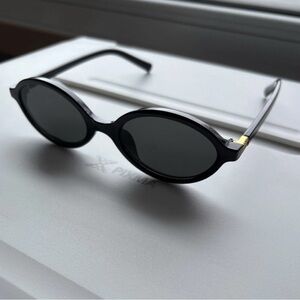 Elegant Black Oval Sunglasses